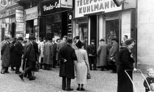 Passersby outside a shop in Berlin in 1940