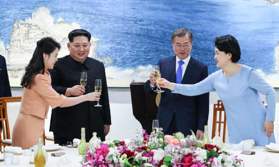 Kim Jong-un makes a toast with Moon Jae-in during a welcome dinner at the Peace House last week. 