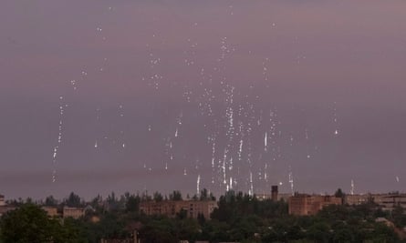 Balas en llamas se ven durante un tiroteo, mientras continúa el ataque de Rusia contra Ucrania, en la ciudad de Marinka, en la región de Donetsk, Ucrania, el 3 de junio de 2022.
