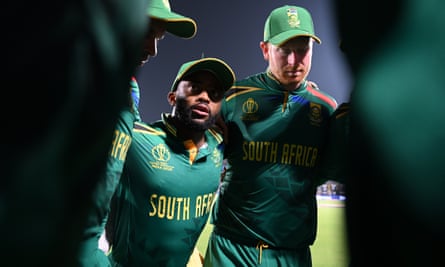 Temba Bavuma talks to his teammates during their Cricket World Cup against Sri Lanka