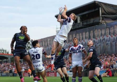 Wakefield Trinity’s Lachlan Walmsley catches a high ball during the Super League match against Wigan Warriors in June 2025.