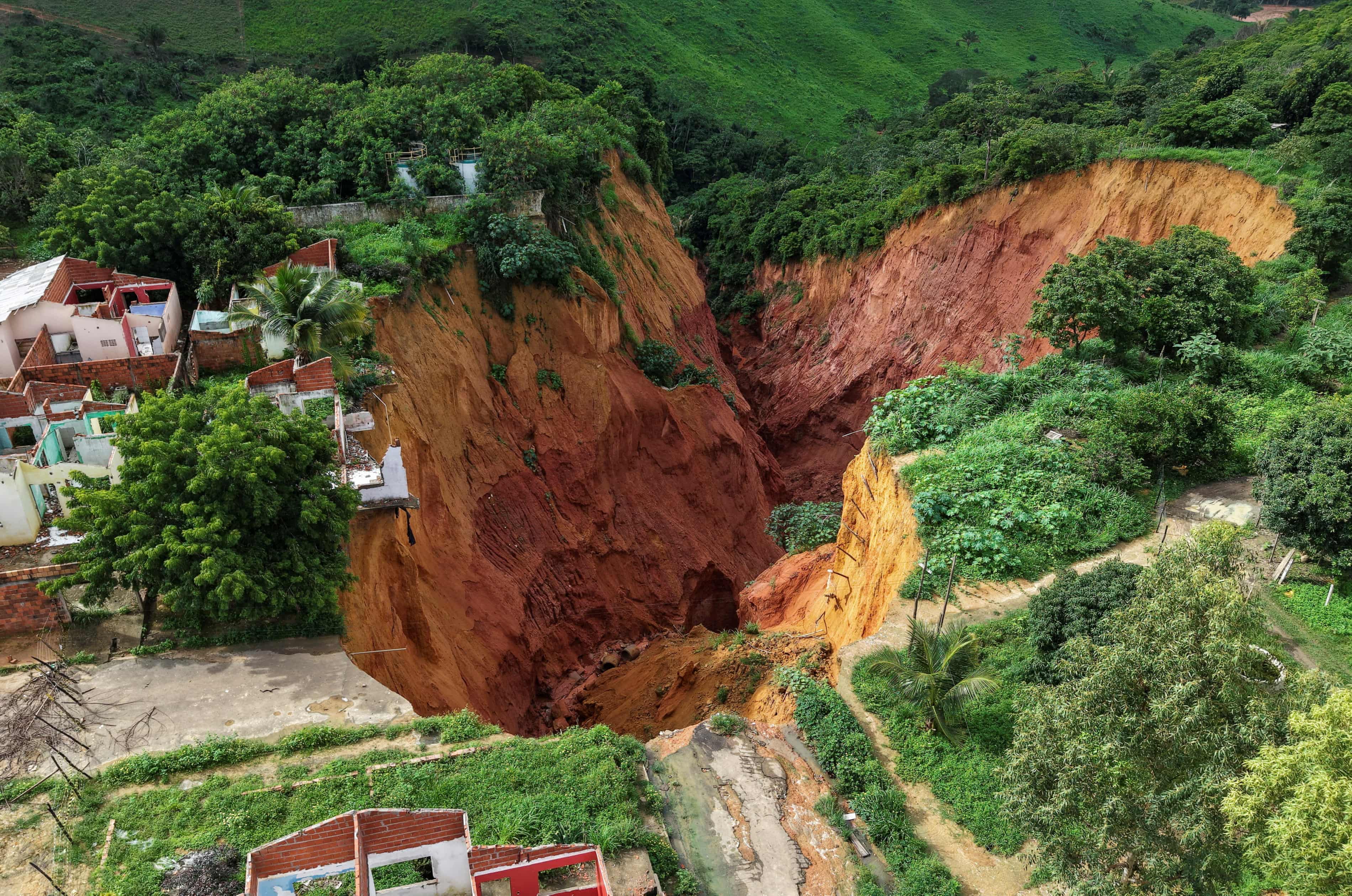 Brazilian city in Amazon declares emergency after huge sinkholes appear (theguardian.com)