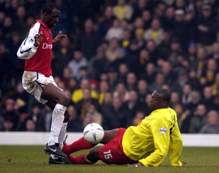 Gifton Noel-Williams se bat avec Patrick Vieira lors du match nul de Watford en FA Cup contre Arsenal en janvier 2002
