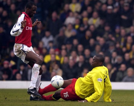 Gifton Noel-Williams bertarung dengan Patrick Vieira selama pertandingan Piala FA Watford melawan Arsenal pada Januari 2002