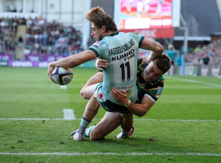 Ollie Hassell-Collins stretches to score