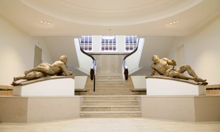 Bethlem Gallery and Museum with statues “Raving and Melancholy Madness” by Caius Gabriel Cibber
