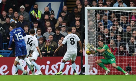 Nicolas Jackson guides his shot beyond Emiliano Martínez at the near post.