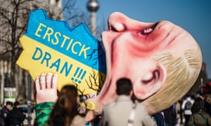 Një karnaval karnaval në Berlin, i projektuar nga artisti gjerman i float-it, Jacques Tilly, tregon Vladimir Putinin duke u përpjekur të gëlltisë vendin e Ukrainës me fjalët "Ambyte atë!!!"