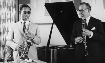 Bandleader and clarinetist Benny Goodman invited King Bhumibol to his New York apartment for a jam session in July 1960.