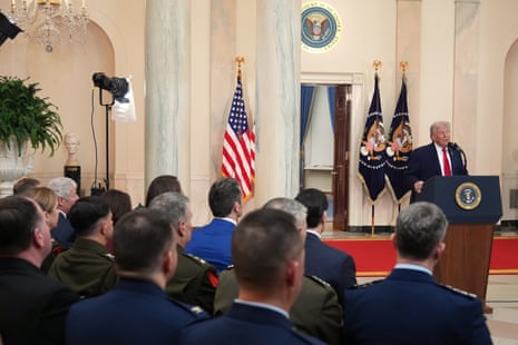 डोनाल्ड ट्रम्प व्हाइट हाउस के क्रॉस हॉल से ईरान युद्ध के बारे में बोलते हैं।