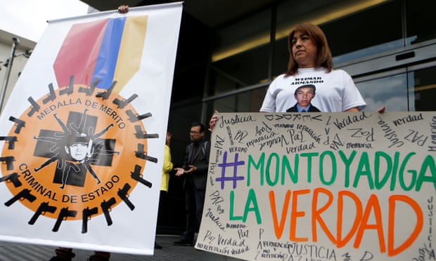 A relative of a victim of “false positives” holds a sign that says “Montoya tell the truth” during a protest on 13 September 2018 against former Colombian general Mario Montoya.