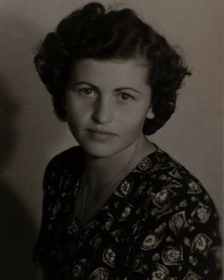 Edith Gluck, in 1956, in Israel