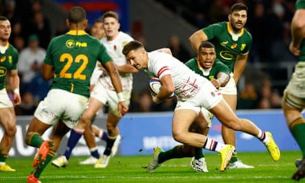 Henry Slade bursts through to score a consolation try for England.