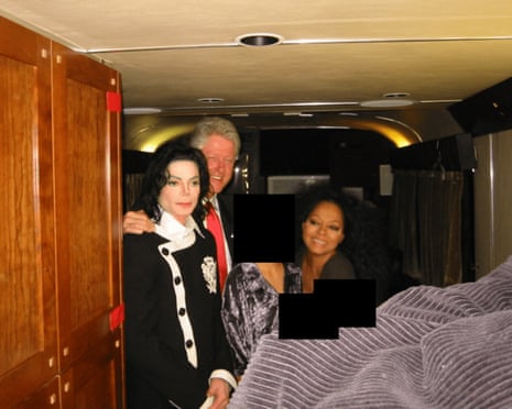 तीन लोग एक साथ मुस्कुराते हैं