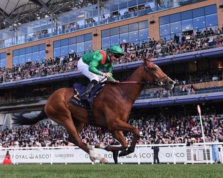 Calandagan racing astatine Ascot.