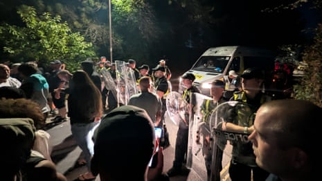 Εκατοντάδες ακροδεξιοί διαδηλωτές κατεβαίνουν στο Πόρτσμουθ μετά την άφιξη με μικρό σκάφος