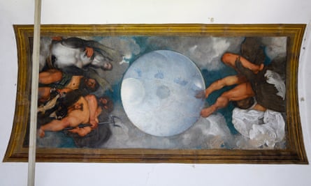 L'affresco Giove, Nettuno e Plutone di Caravaggio è stato dipinto sul soffitto di una piccola stanza al primo piano.