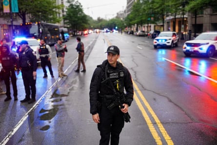 a US Secret Service agent stands guard as a street is blocked