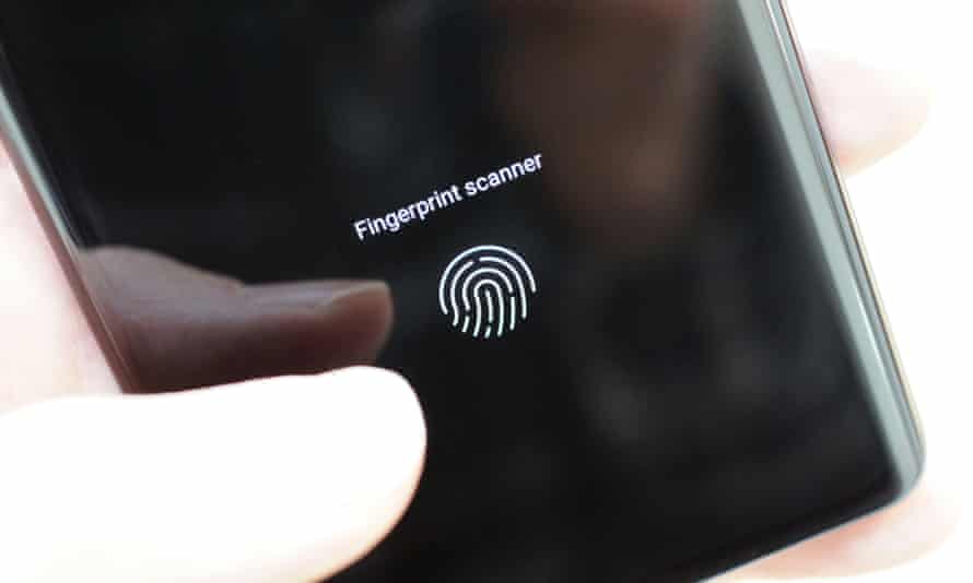 O scanner de impressão digital na tela do Xiaomi 12 Pro.