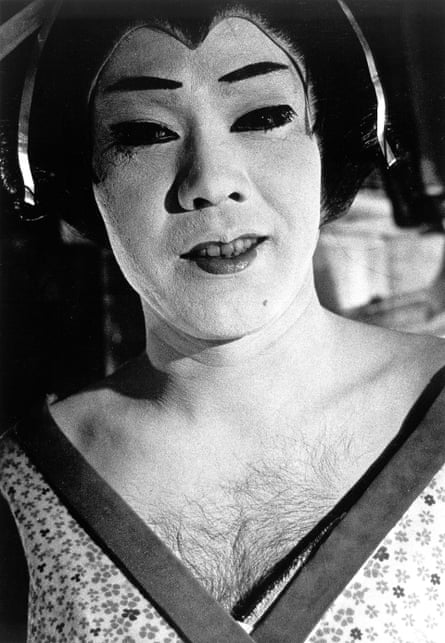 ممثل يلعب دور امرأة، طوكيو، 1966. من اليابان، مسرح تصوير.  © ديدو مورياما / مؤسسة دايدو مورياما للصور.