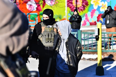 Агенти ICE проводять депортацію operations