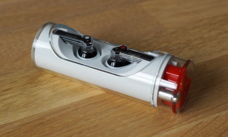 Fones de ouvido Nothing Ear Stick retratados encaixados em seu estojo aberto.