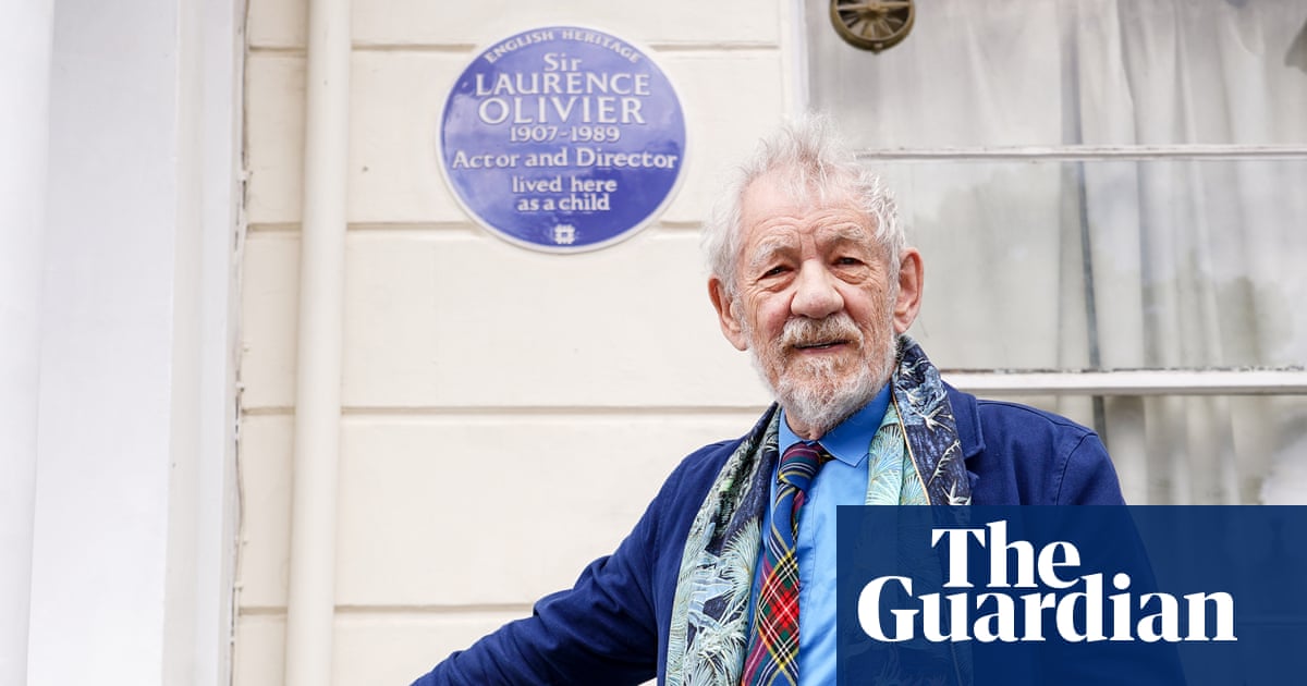 Laurence Olivier honoured with blue plaque unveiled by Ian McKellen