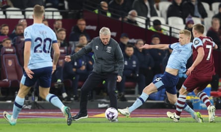 West Ham United manager David Moyes gets close to the action as Brentford’s Ben Mee tries to keep the ball in play during the Premier League match between West Ham United and Brentford.