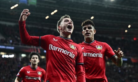 Florian Wirtz merayakan setelah mencetak gol penyeimbang Bayer Leverkusen.