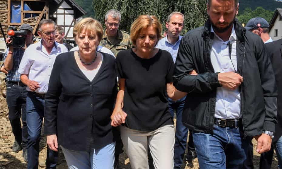Angela Merkel (L) and Rhineland-Palatinate state premier Malu Dreyer in the the flood-ravaged village of Schuld.