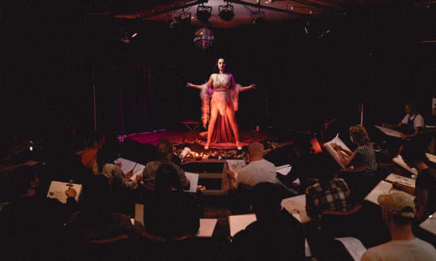 Burlesque performer Evana De Lune at Miss Muse Life Drawing.