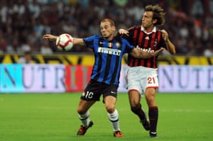 Wesley Sneijder detiene a Andrea Pirlo de Milán en su debut en el Inter el 29 de agosto de 2009