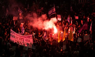 Protesters in Tel Aviv urge the Israeli government to agree a hostage deal