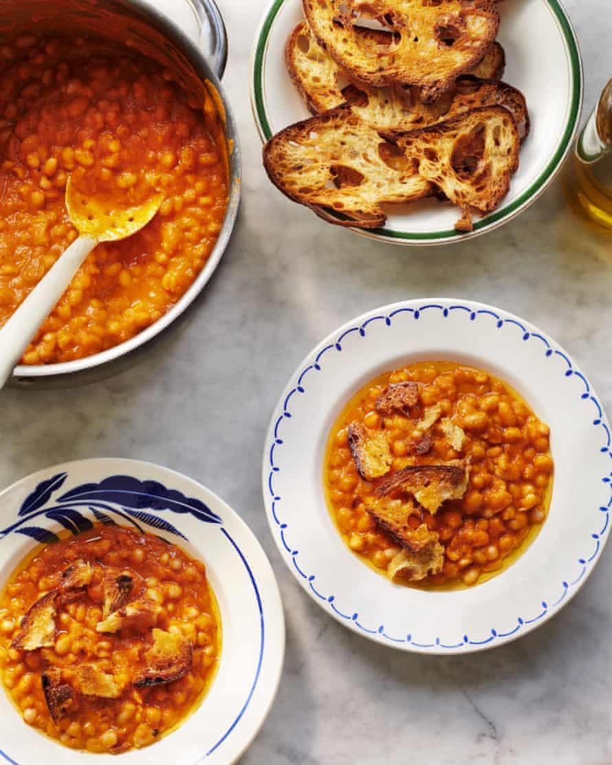 Beans in sherried tomato sauce.