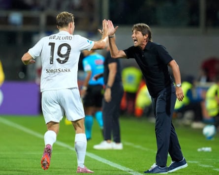 Antonio Conte high-fives with Rasmus Højlund