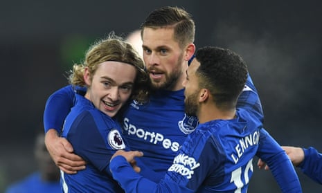 Gylfi Sigurdsson, centre, is congratulated by Tom Davies and Aaron Lennon after scoring against his former club.