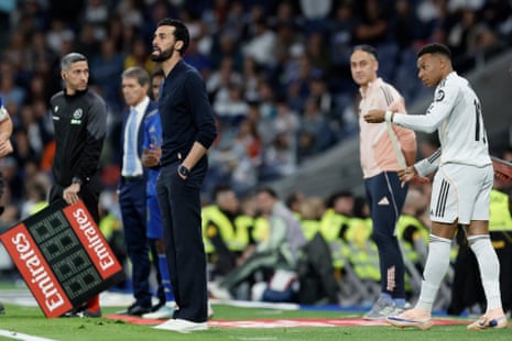 Kylian Mbappé prepares to come on, while next to Álvaro Arbeloa