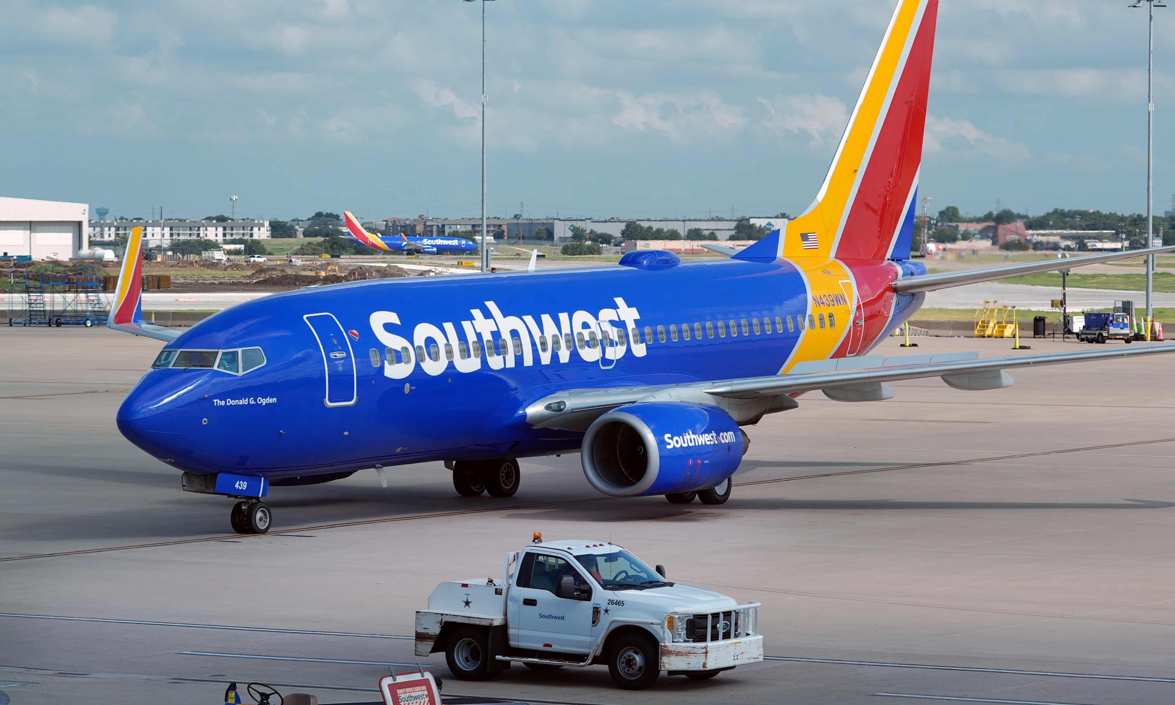 Bullet strikes Southwest Airlines plane in Dallas prior to departure (theguardian.com)