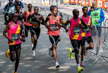 Sabastian Sawe (centre) follows pacemakers at the London Marathon