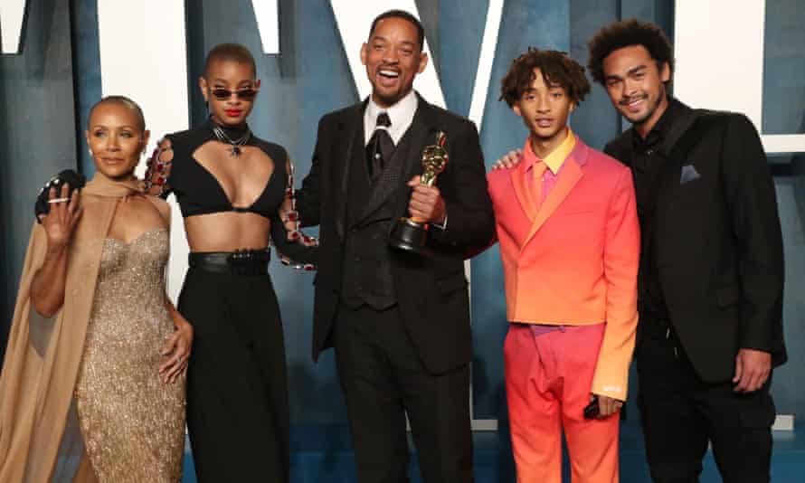 At the Vanity Fair Oscar party … Jada Pinkett Smith, Willow Smith, Will Smith, Jaden Smith and Trey Smith.