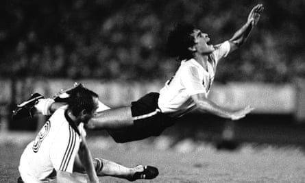 Diego Maradona est victime d'une faute lors d'un international amical entre l'Allemagne de l'Ouest et l'Argentine à Buenos Aires, Argentine, 1982.