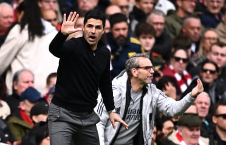 आर्सेनल के प्रबंधक मिकेल आर्टेटा ने सहायक प्रबंधक अल्बर्ट स्टुइवेनबर्ग के साथ प्रतिक्रिया व्यक्त की