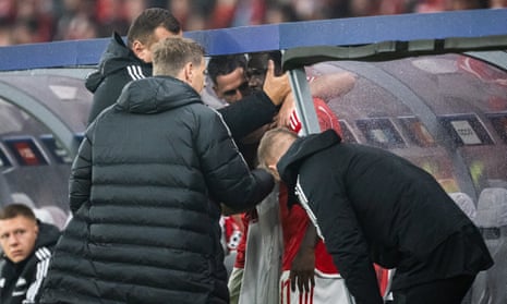Union Berlin coaching staff talk to David Datro Fofana after he reacted badly to being substituted