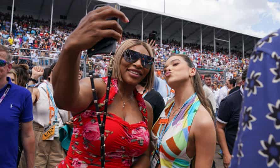 Hailee Steinfeld and Serena Williams on the grid before Sunday’s race