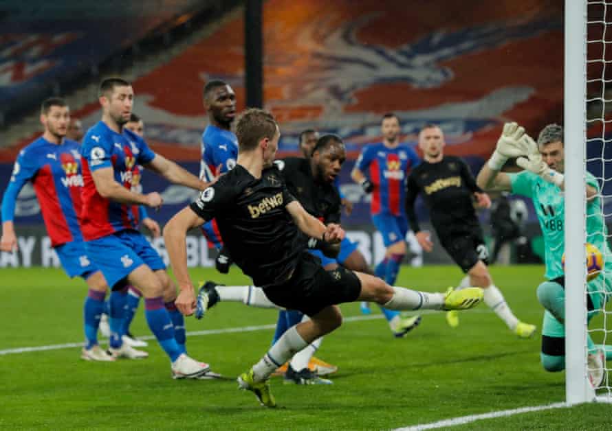 Tomas Soucek scores to make it 2-1 to West Ham.