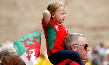 Watch Gareth Bale receive hero's welcome at parade after scoring