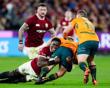 A crunching Maro Itoje tackle stops Tom Lynagh in his tracks.