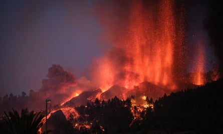 Mount Cumbre Vieja erupts in El Paso.