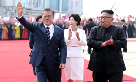 Moon Jae-in and Kim Jong-un attend an official welcome ceremony at Pyongyang Airport