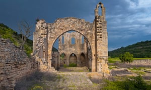 Tu viện Vallsanta bị hủy hoại, gần Guimerà.